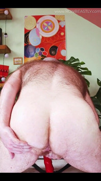 Hairy Ftm jeździ dildo krzesła