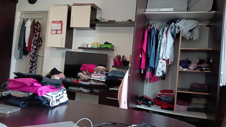 Amateur_MS: Amatérská manželka se baví zkoušením oblečení a řezáním.