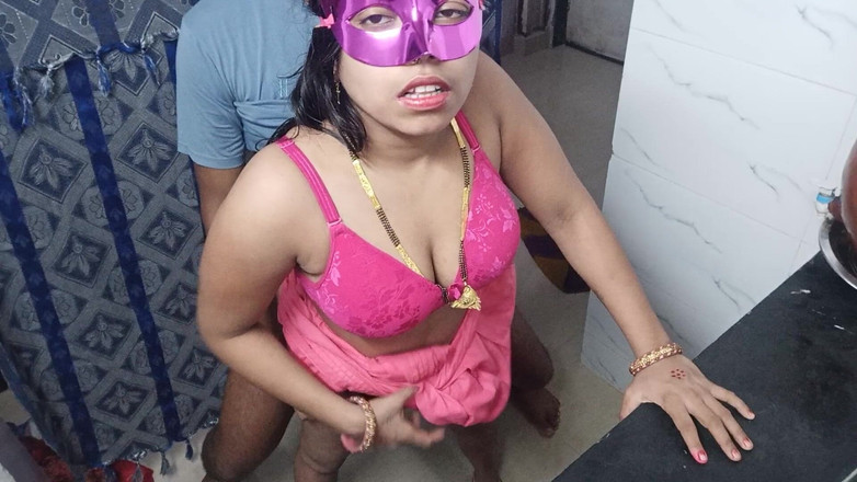 Hindi-Sex: 热辣的印度熟女用完美的屁股骑乘鸡巴 - 真正的素人自拍印度印地语性爱