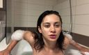 Shrima Malati: Je m’amuse avec un jouet sexy dans mon bain de...