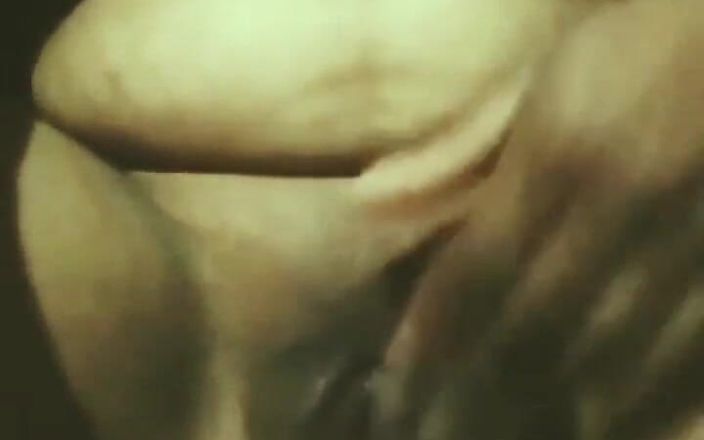 Indian sexy studio: Cachonda india esposa muestra coño y grandes tetas masturbación cuando...