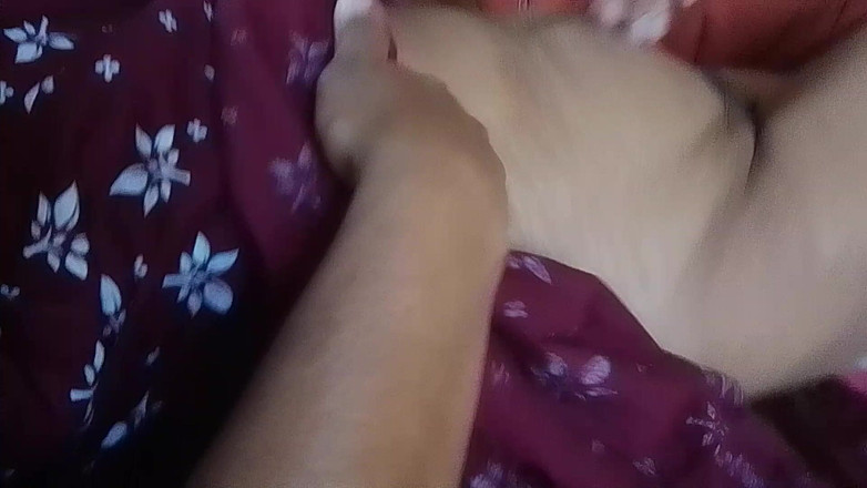 LEGSCOUPLE12: 印度喀拉拉邦得到她的丈夫按摩和快乐