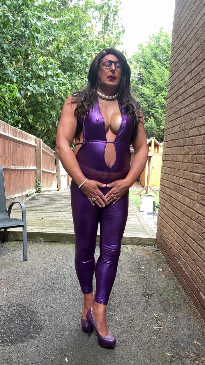 Kelly CD 2022: Travestit sexy Kellycd2022 în costum de pvc violet și tocuri