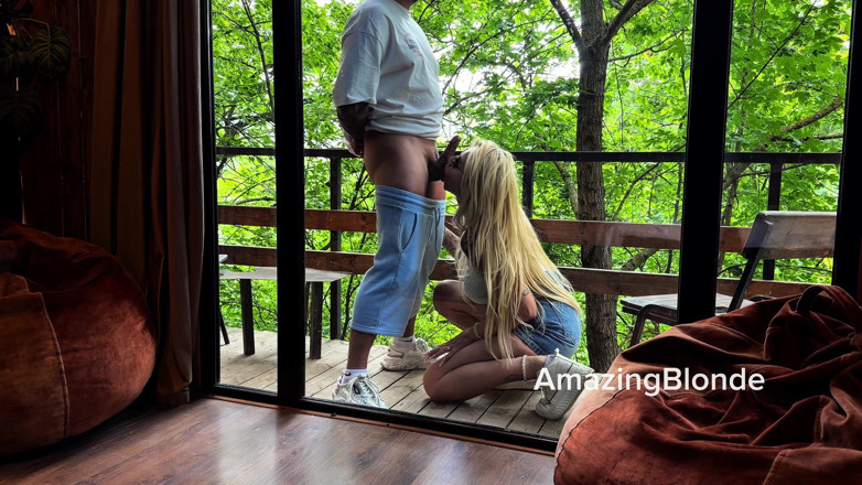 Amazing Blonde: Hotel mewah, hutan liar dan blowjob berair di tepi kaca