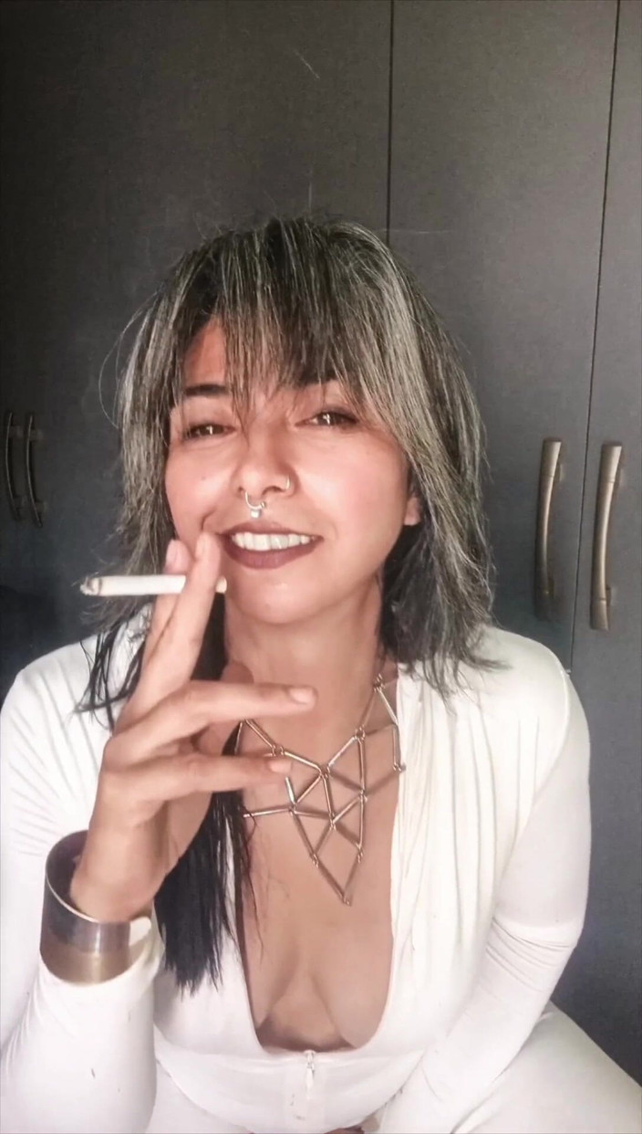 Casia Castro: Güzel Beyaz Takım Elbiseyle Sigara İçmek Talimatları