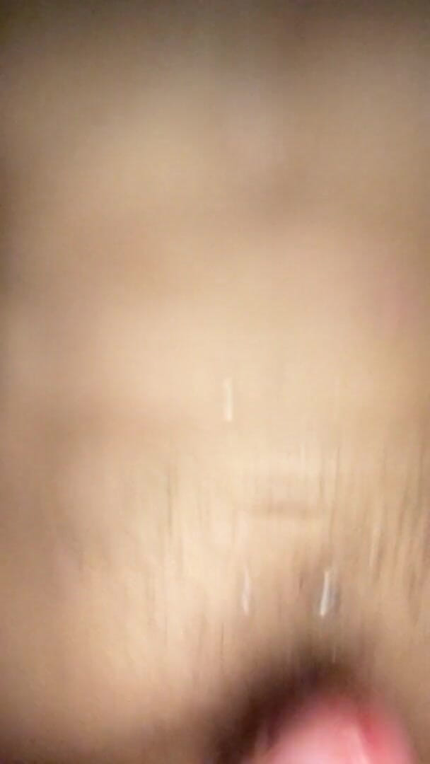 Sexy possum: 異性愛者の友人が隣のベッドにいる間、自慰行為と絶頂