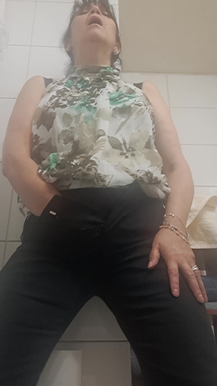 Mommy big hairy pussy: Matrigna calda e molto pelosa