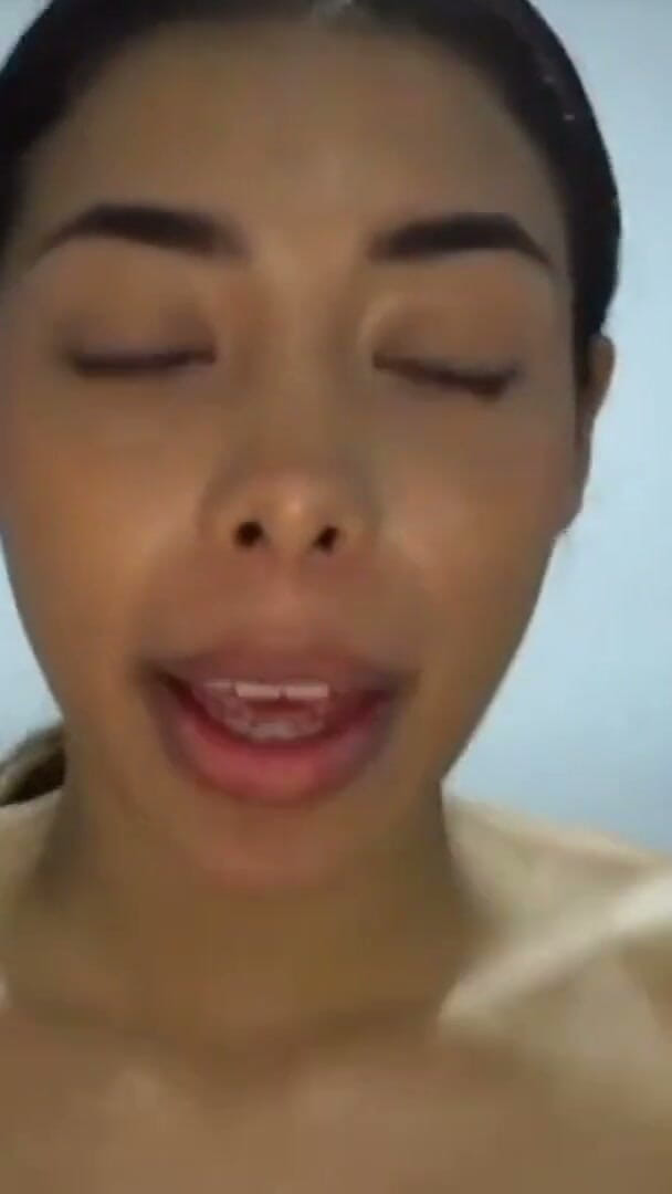 Colombianas amateur: Latina Aux Gros Seins Est Uan Et Est Dans Sa...