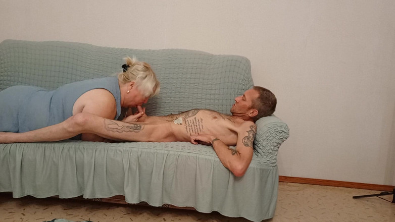 Zona901: 이웃이 깊은 오럴과 사정을 삼키는 모습을 지켜보는 마누라