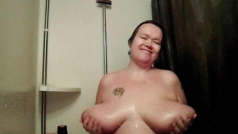 Sex hub couple: Jen bermain dengan teteknya sendiri di bilik mandi