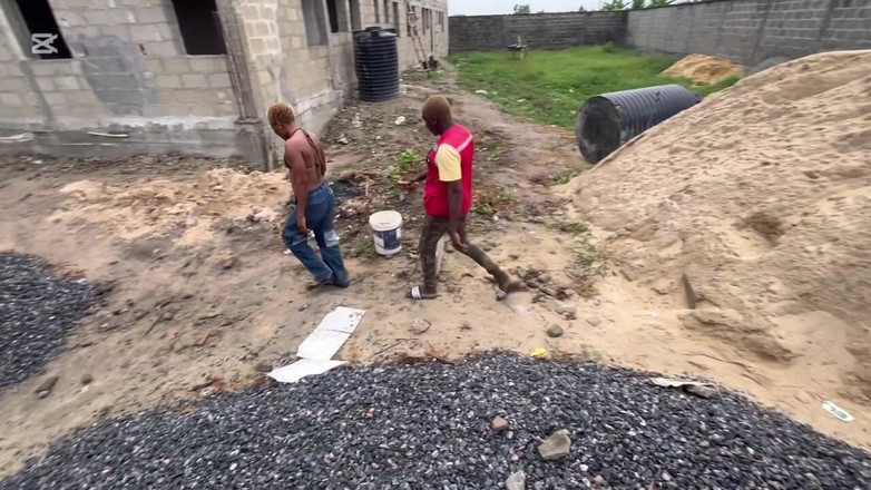 Pretty Pussy Studio: Pegawai Polis mengongkek orang asing