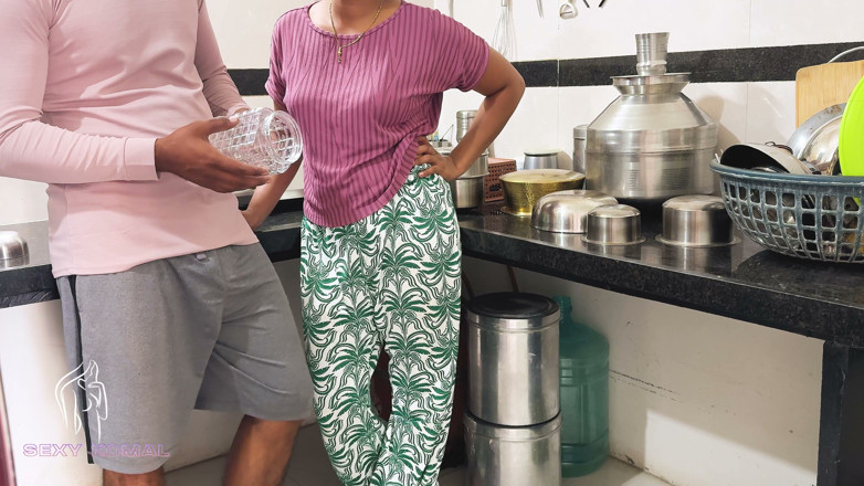 Sexy Komal: Komal tidak memasak makanan di dapur, tetapi dia menendang pantatnya...