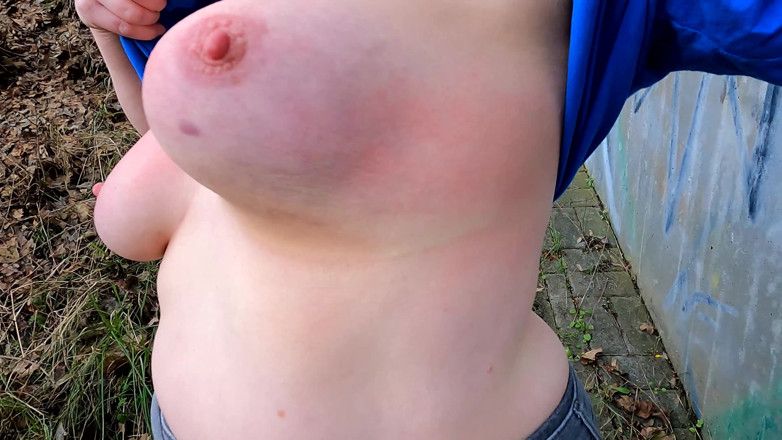 Bouncy Tits Action: Tren istasyonunda göğüslerini dövüyor