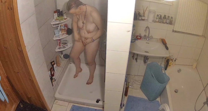 KittieNoOne: Bị bắt gặp đang tắm