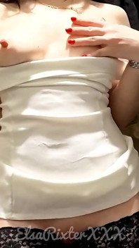 Elsarixterxxx. J’ai essayé une robe blanche dans la cabine d’essayage du magasin et j’ai oublié de porter à nouveau des sous-vêtements.