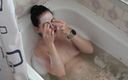 Anna Sky: Anna toma banho com uma máscara de pepino