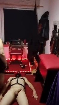 Une MILF dominante fiste sa chatte béante jusqu’à l’explosion de squirt