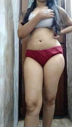 Desi jonge Bhabhi wrijft over haar lichaam