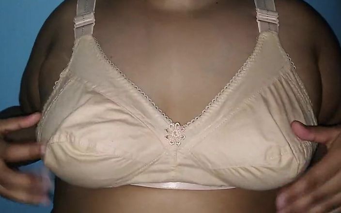 Aria Mia: Desi Bhabhi viene scopata mentre cuce