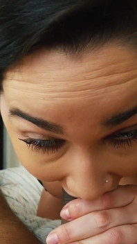 Sexy sestra svádí svého nevlastního bratra k surovému šukání