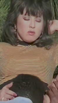 Ta vintage dziwka bierze ładnego czarnego kutasa pod Los Angeles Sky