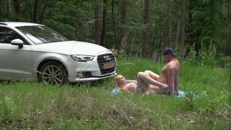 Real Porn Amateur: Krásná kočka s velkými prsy má rozbitou kundičku venku