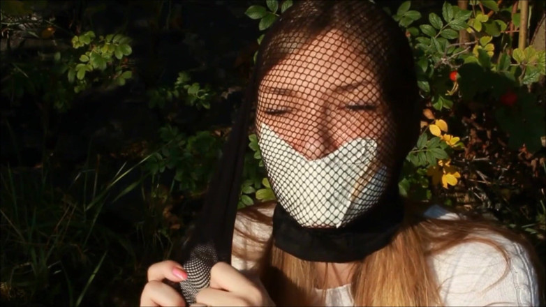 Selfgags classic: Modella glamour imbavagliata