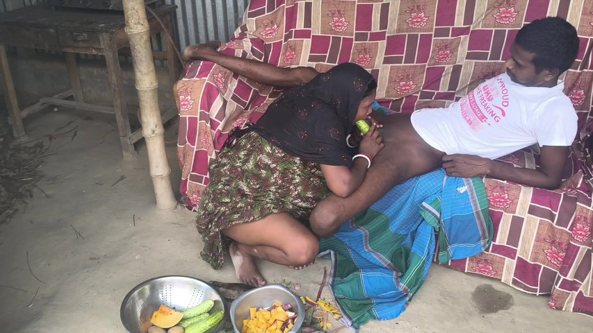 Fucked My New Stepsister-in-law with a Cucumber While She Was Cooking Vegetables. (Desi hot balok)