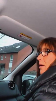 Milf alemana se mete en el coche para una buena follada con una gran polla