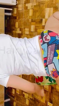 Tachinând băiatul vecin arată corpul său neted sexy în bucătărie & baie