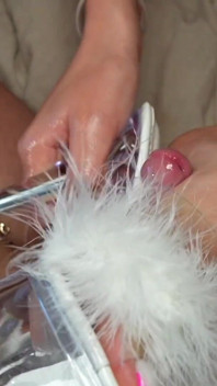 Talons 4K Et Délice De Footjob Par Une Blonde Sensuelle Aux Longs Ongles Blancs Parfaits