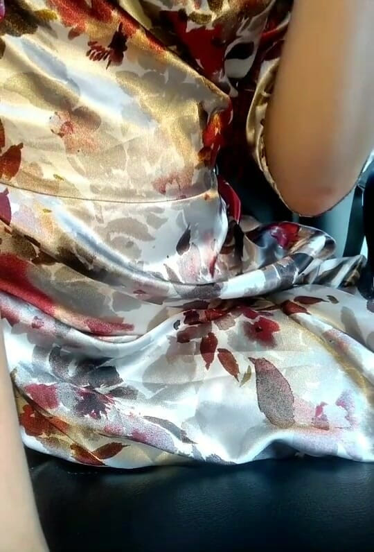 Naomisinka: Masturbare cu rochie de flori din satin