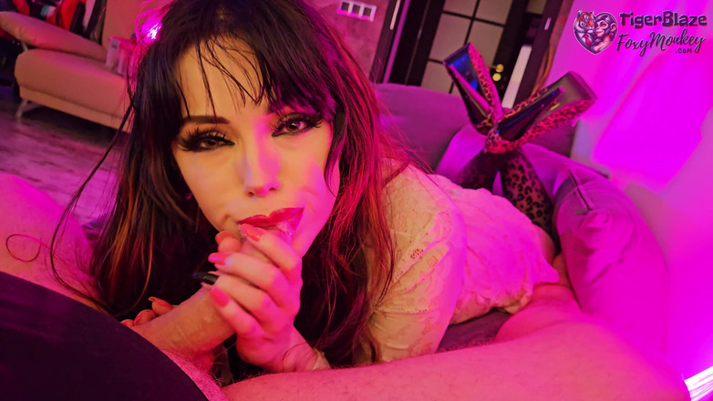 TigerBlazeFoxyMonkey: Heet Vrouwtje Met Luipaardhakken En Zware Make-up Neemt Mijn Lul...