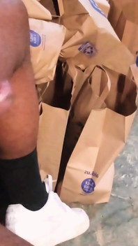 Un étalon sexy dans un jockstrap en filet vert danse et échangise une énorme bite