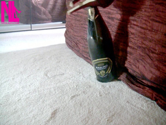 Nyllady: Footjob barefoot kepada botol pembekuan
