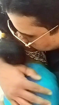 Belle donne indiane che giocano con un grosso cazzo e sesso hardcore nella figa in calda Saree