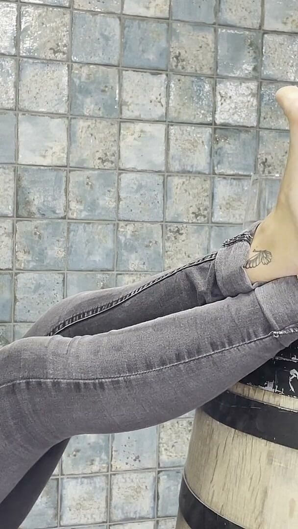 Deep Sole Devotion: Валерія в масці облизує підошву на дерев'яному стволи