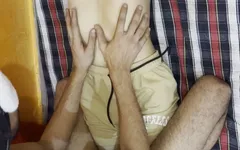 Bhabhi infiel atrapó la polla dura de su cuñado, luego se puso caliente y disfrutó del sexo hardcore y lo hizo correrse dentro de su culo