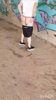 Em Mostrando sua bunda em uma tanga