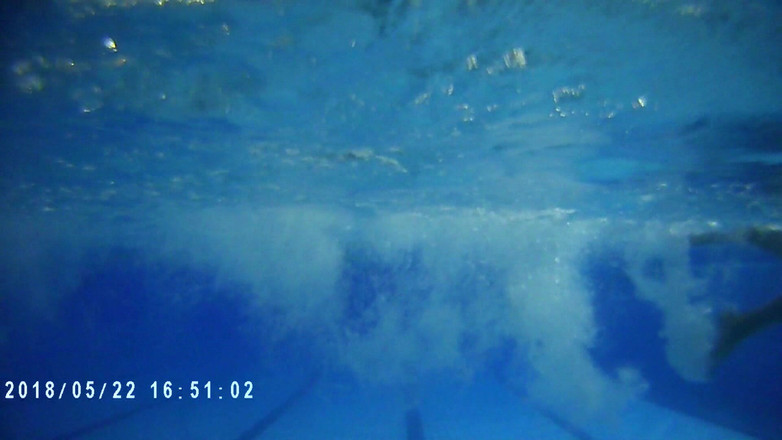 outdoor-fun: Piscina pubblica coperta nuota da solo un uomo nudo non...