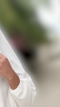 Ragazza in Burka Sborra passeggiata e pisciare pubblico