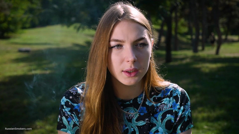 Russian Smokers: Seductive Russian Beauty Smoking Cigarette Studio Vibes