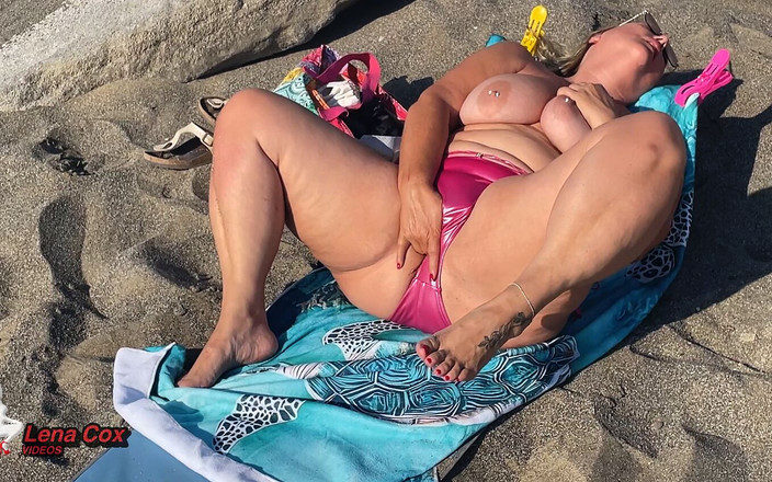 Lena Cox: Cewek jalang dengan bikini super sange ini lagi asik ngentot...