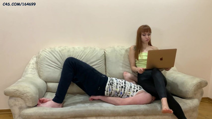 Petite Princesses Femdom: Kira de leggings pretas - peso total ignorando sentando na cara...