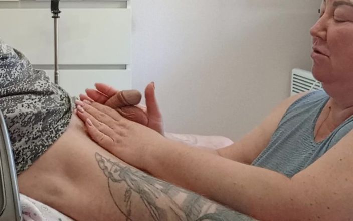 Zona901: Vrouw kijkt toe terwijl buurvrouw mijn lul zuigt en sperma...