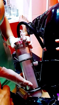Viene munto senza pietà dalla macchina