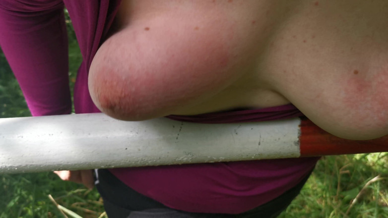Bouncy Tits Action: Le tette pendenti vengono schiaffeggiate duramente all'aperto