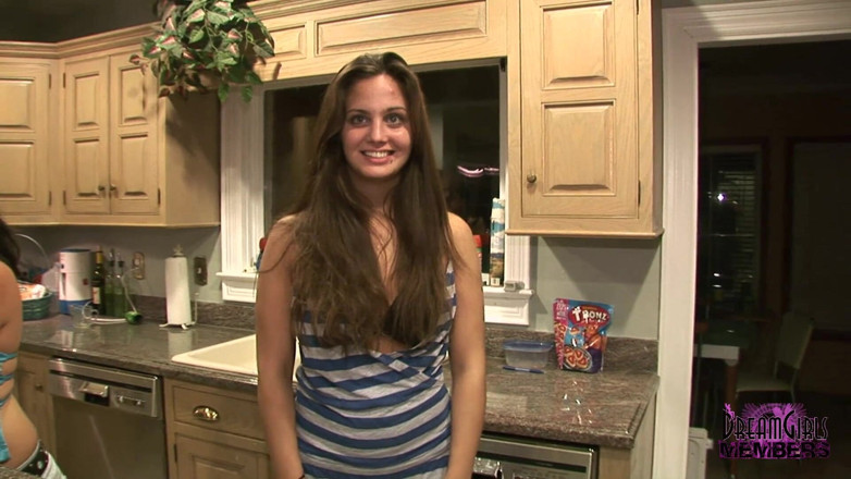 Dream Girls: Ragazze private amatoriali mostrano le tette e culo ed allavano...