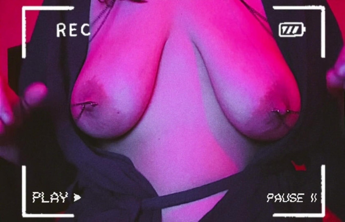 Mrs_KittyCat: Sexy MILFka si hraje s propíchnutými prsy