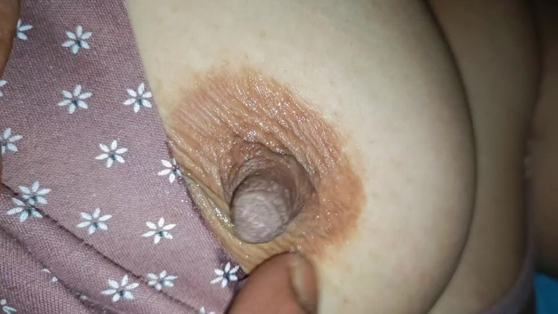 Catchybusty: Sessiz sevgili tombul yengesini kontrol ediyor